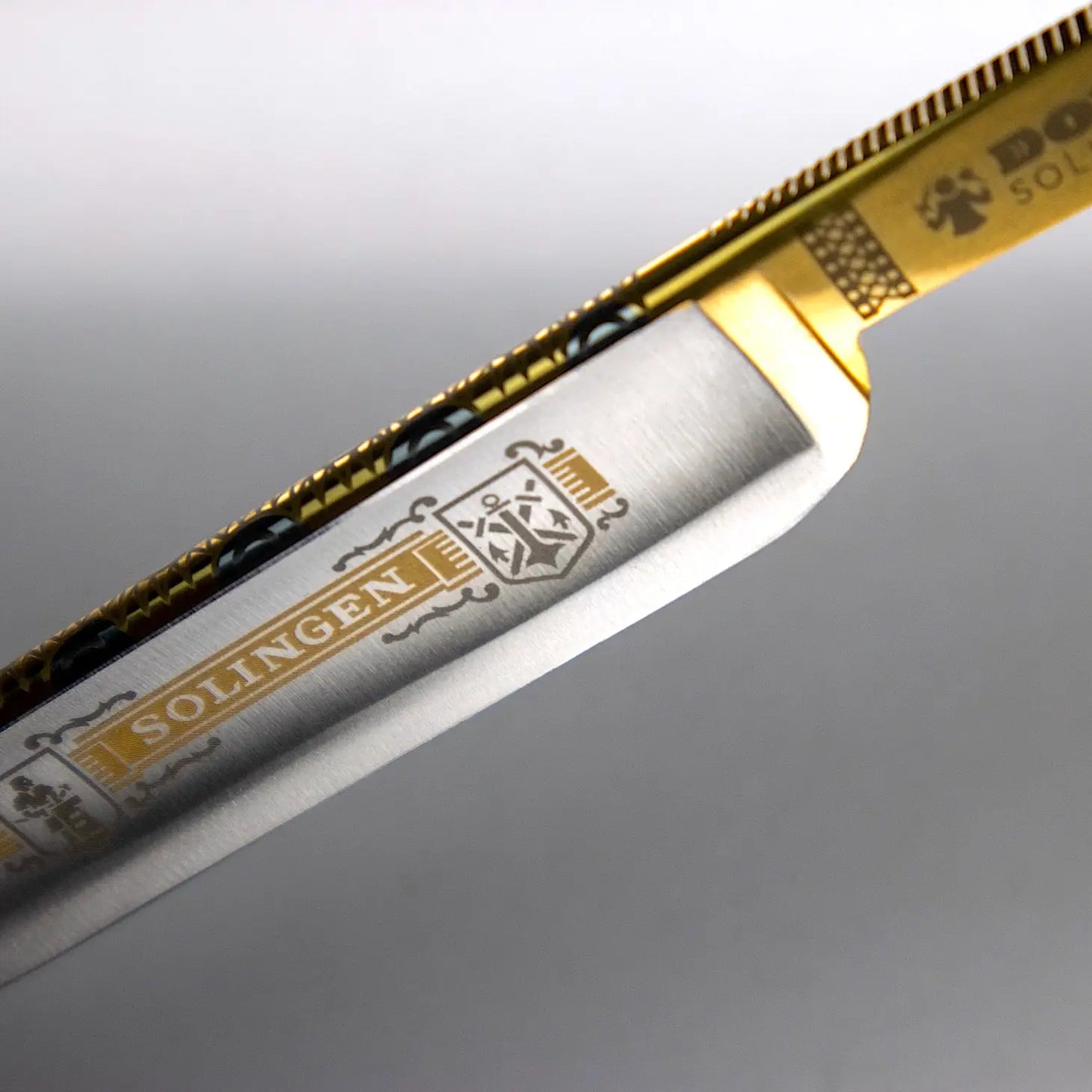 Dovo
Dovo Straight Razor, "Solingen" 5/8", Carbon Steel, Full Hollow Grind, Buffalo Horn Handle.
Dovo
SKU:
DV-985850