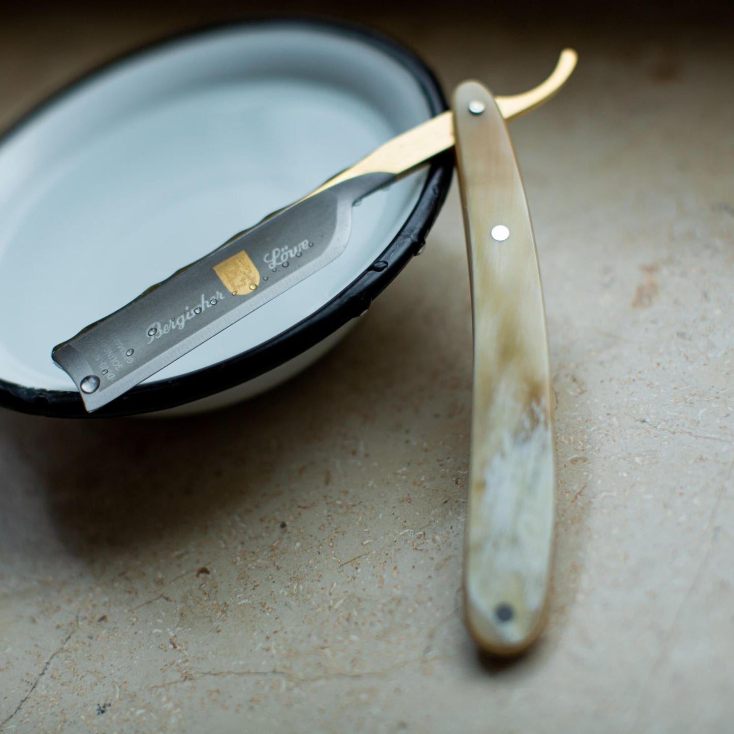 Dovo Straight Razor, "Bergischer Lowe" 5/8", Carbon Steel, Full Hollow Grind, Horn Handle