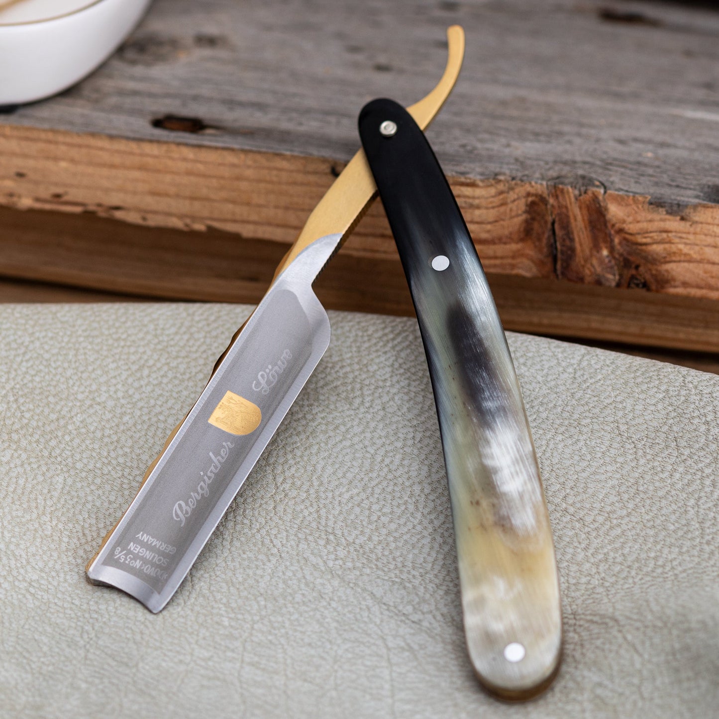 Dovo Straight Razor, "Bergischer Lowe" 5/8", Carbon Steel, Full Hollow Grind, Horn Handle